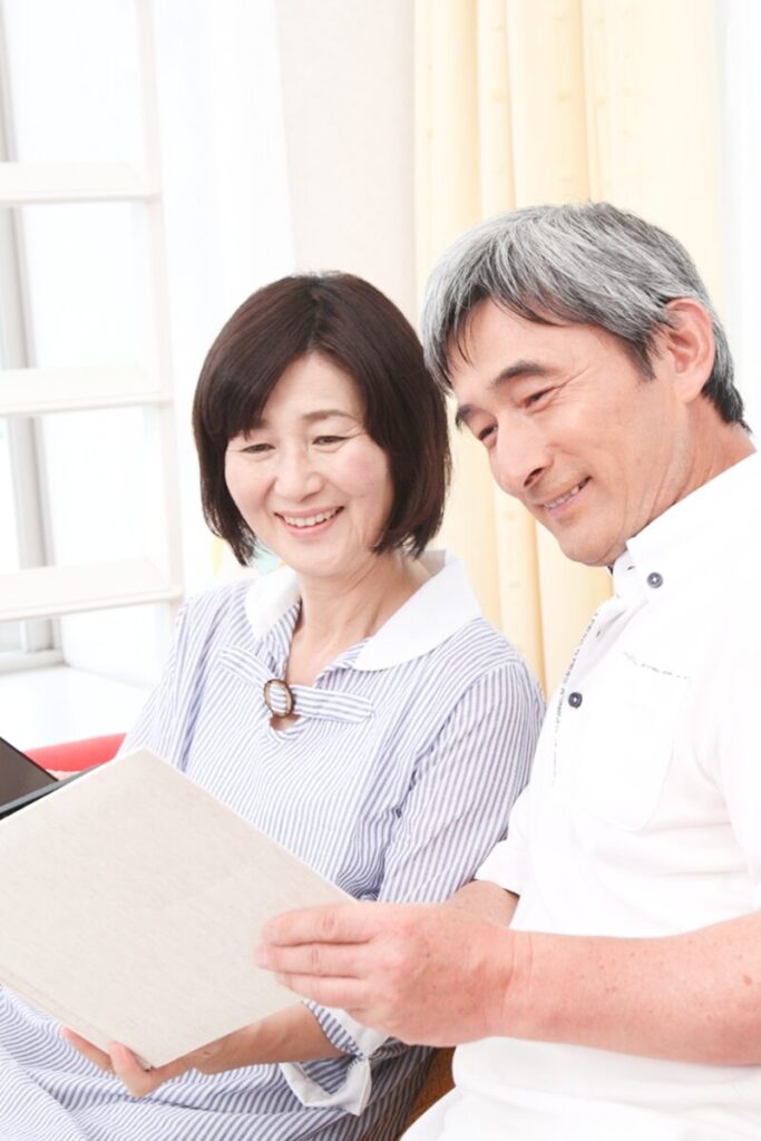 アルバムを見る夫婦